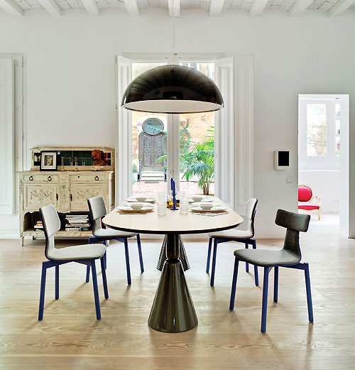 Sukeno Co Ltd スペイン発の ダイニング テーブル は チェスの駒から発想 チェア は4脚各々背のデザイン 違い 建築家 デザイナー へのオマージュが コンセプト 左から イームズ ブロイヤー ソットサス に アアルト インテリア 建築好き