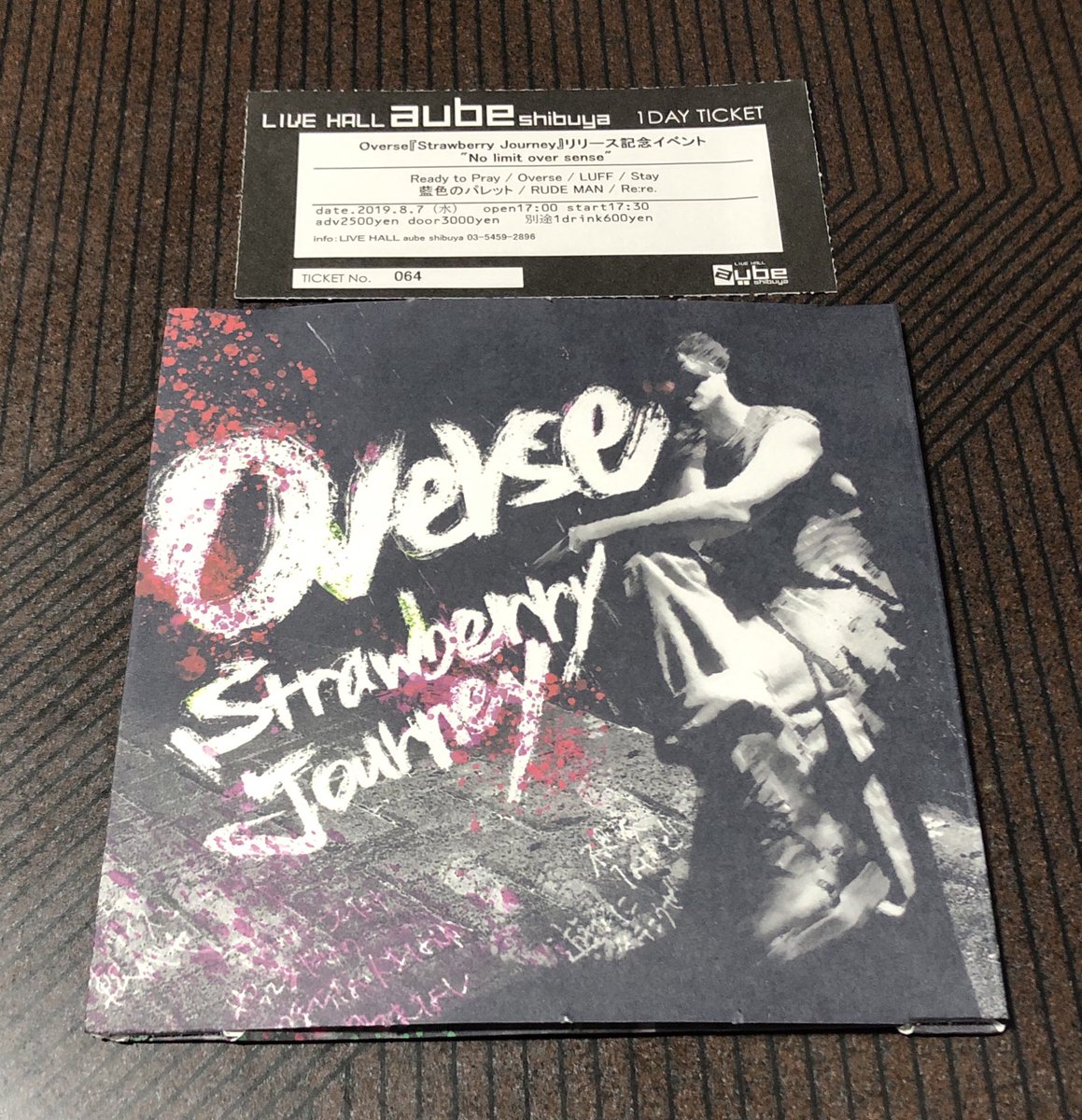 mizukimomoeluna's tweet photo. 昨日はOverseのライブに遊びに行きました🎤🎸
パフォーマンスにいつも圧倒されます…！
CDリリースおめでとうございます💿 https://t.co/jAKVvZBvCN