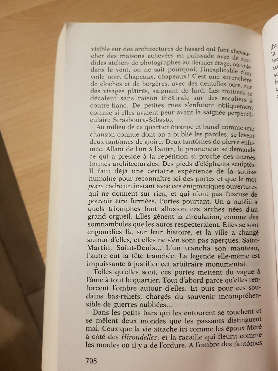 "C'est Paris, ça shlingue et ça se traîne, ça n'a pas son pareil."Dernier passage sur Paris des "Voyageurs de l'impériale" d'Aragon, nouvelle description magnifique de la capitale, ici aux alentours de Strasbourg-Saint-Denis en 1914.