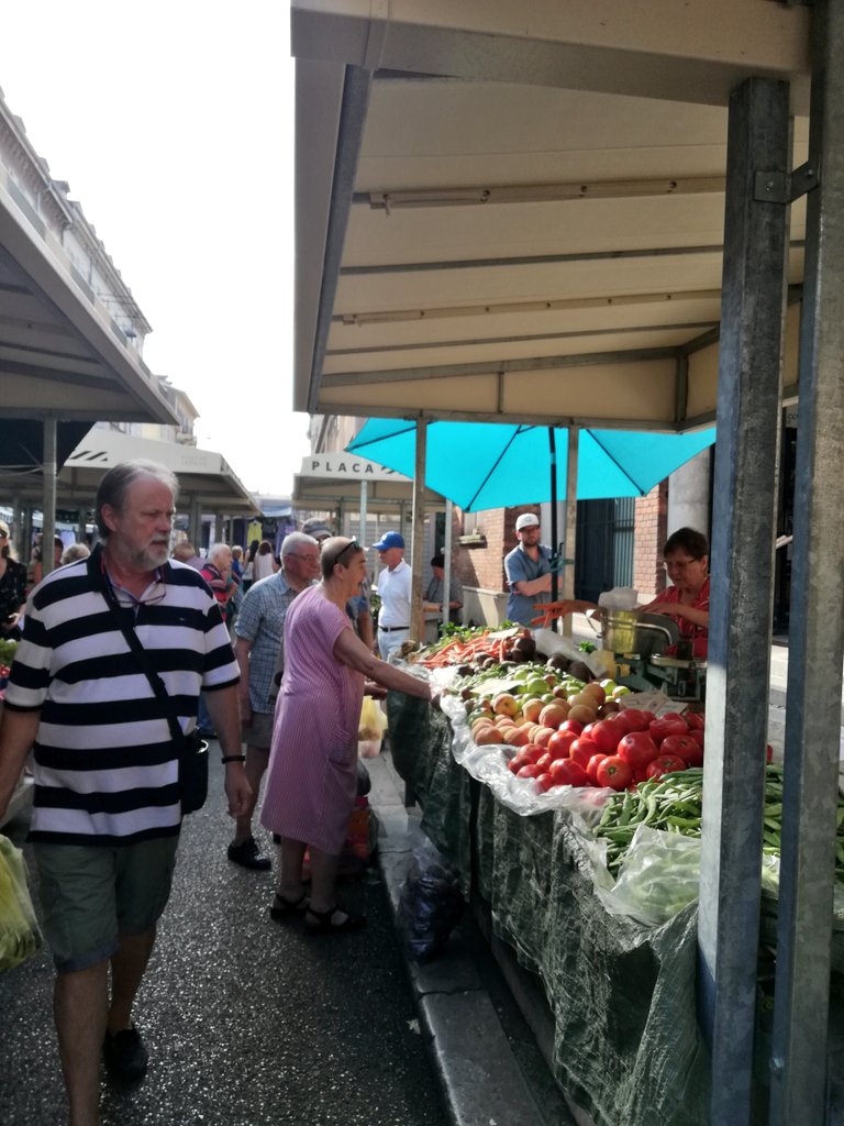 xenias_EU's tweet photo. No better way to get the feel of the city and meet some locals than visiting a local #farmersmarket ๐จโ๐พ
This one in Rijeka ๐ญ๐ท was bustling with life at 8am today, full of #FruitVeg4You ๐๐ฝ๐ฅฉ ๐๐ง local #oliveoil & ๐ท! Everything you need for delicious #EUFarmRecipes ๐ https://t.co/jOLPB9Dh5A