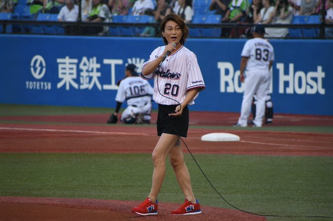 ヤクルト×阪神戦の始球式にめっちゃボール投げるショートパンツ