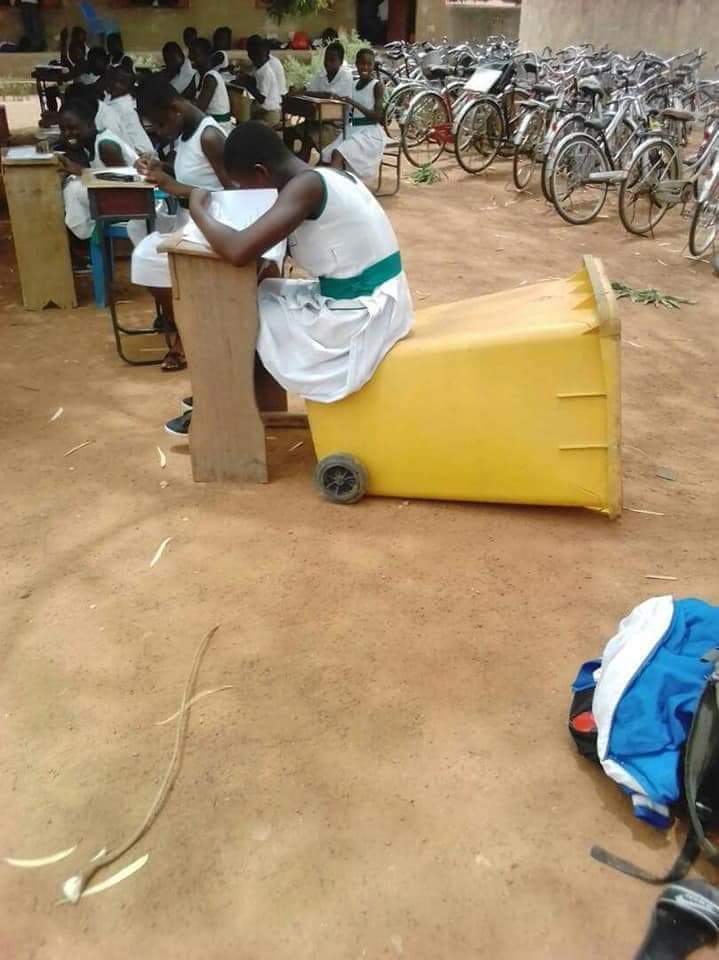 MahamabaBella's tweet photo. #WithAllDueRespect RT EmmanuelKojoAp8: Under the current Government, Dustbin Is A Chair For Students To Sit On And Write Exams at the Basic level n u say weytin: *FREE SHS*.
Just give us a break,you criminal crooks.
#DropNanaAddo2020
#LetsFollowIt https://t.co/gUgt9ENMlB