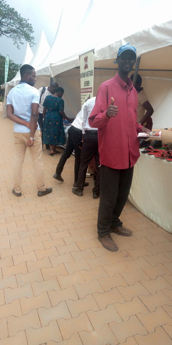 apsic2019's tweet photo. Just at TTE kyambogo university, people are having leather belts for themselves. Please come and have a quality product. #KYUAPSIC2019 MC John Nviri Musisi on the 🎤 https://t.co/IhiDBJvcwo