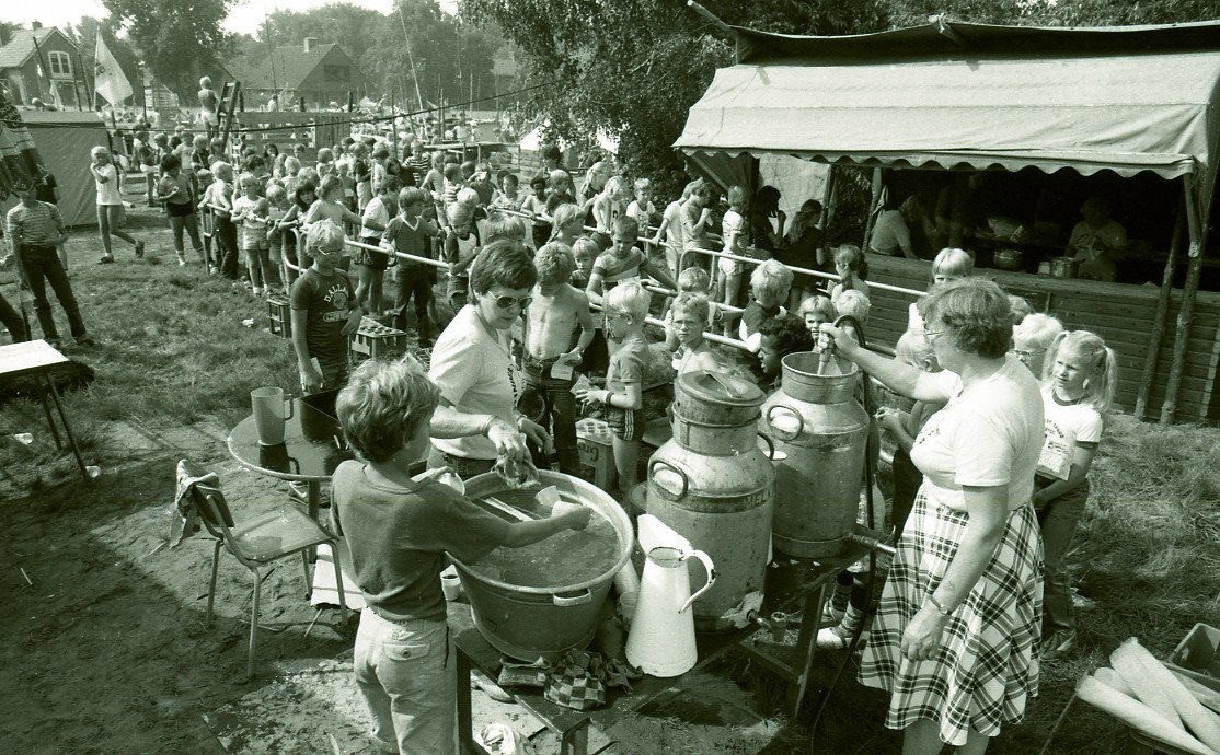 GemeenteEde's tweet photo. #Historie | Al sinds 1973 wordt in #Bennekom het #Kinderdorp (https://t.co/KsO0VFeazY) georganiseerd: een vakantiespeelweek voor kinderen van 6 tot 12 jaar. Deze foto is gemaakt op donderdag 8 augustus 1983. https://t.co/KZ4FQgj1Pk #TBT https://t.co/MVGvRAaZ4G