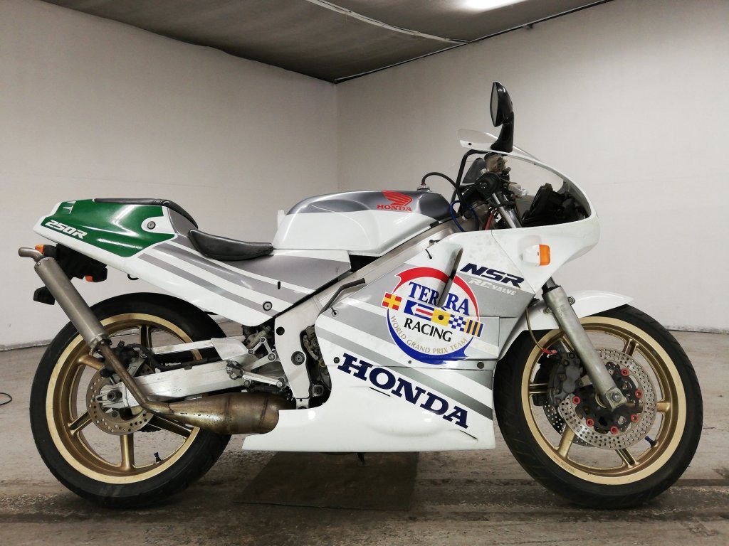 SugoMotorcycles's tweet photo. Nice #NSR250 #MC18 SP Terra. That right hand aftermarket pipe has always baffled me, just look at that angle. Always thought it was crash damage - but that's how they are.. https://t.co/AYpNjnvY4Y