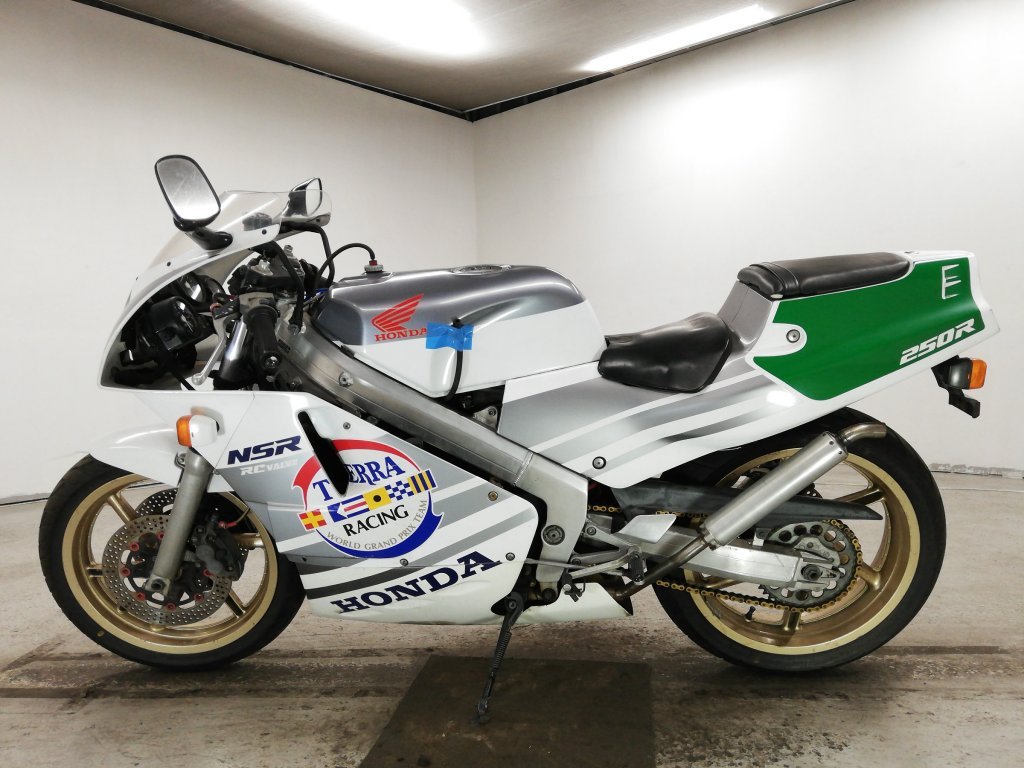 SugoMotorcycles's tweet photo. Nice #NSR250 #MC18 SP Terra. That right hand aftermarket pipe has always baffled me, just look at that angle. Always thought it was crash damage - but that's how they are.. https://t.co/AYpNjnvY4Y