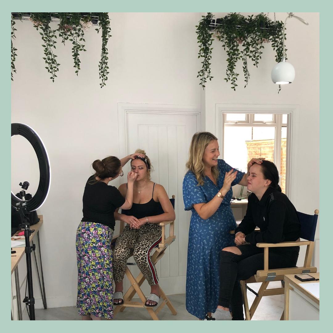 CWareDesigns's tweet image. Pro make up lesson in action, we were so pleased that one of our lovely brides came to us to continue learning all things make up. If you are thinking of learning all things makeup then book our half day pro make up lesson.

#learnwithcharlotte
#withcharlotte