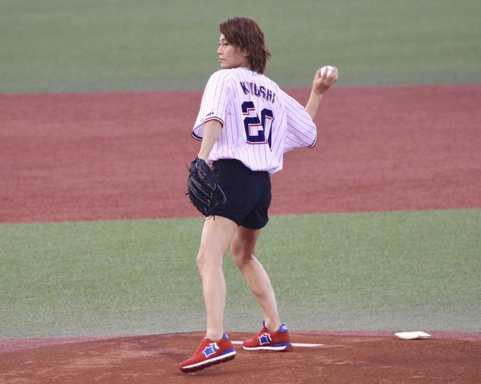 氷川きよしの始球式の格好が完全に女子だと話題に「吉澤ひとみに