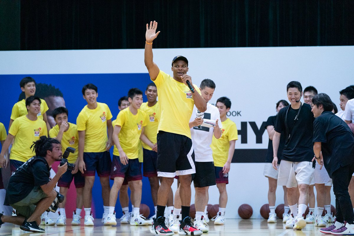 flymagazine's tweet photo. 2年連続の来日となった @russwest44 は、福大大濠と市船が参加するサマーキャンプに登場! 尊敬する選手を問われると「敵は全員リスペクトしている。ただマイケル・ジョーダンやコービーブライアントは尊敬以上に自分がどんな選手になるかインスパイアしてくれた」と応えた。
#whynot #whynottour https://t.co/AqAhn2FUJl