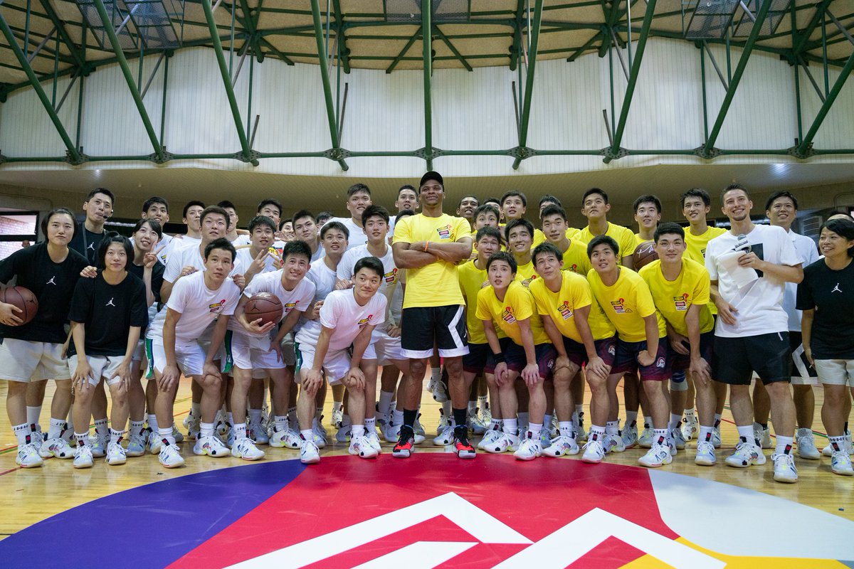 flymagazine's tweet photo. 2年連続の来日となった @russwest44 は、福大大濠と市船が参加するサマーキャンプに登場! 尊敬する選手を問われると「敵は全員リスペクトしている。ただマイケル・ジョーダンやコービーブライアントは尊敬以上に自分がどんな選手になるかインスパイアしてくれた」と応えた。
#whynot #whynottour https://t.co/AqAhn2FUJl