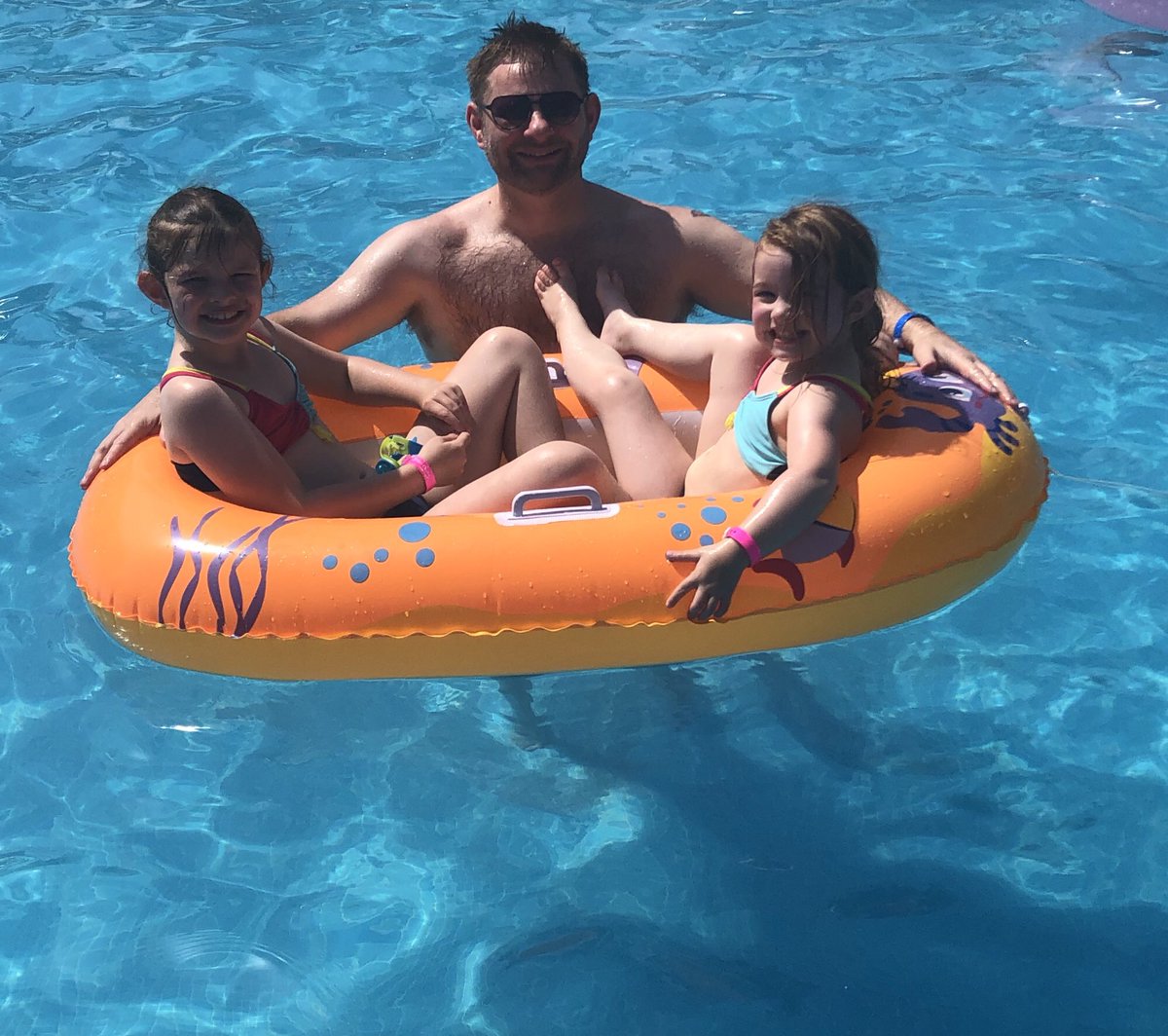 #HolidayVillageMajorca #WinShadyShades with <a href="/colinclyne/">Colin Clyne</a> #FamilyFun #RussellTheBrussell