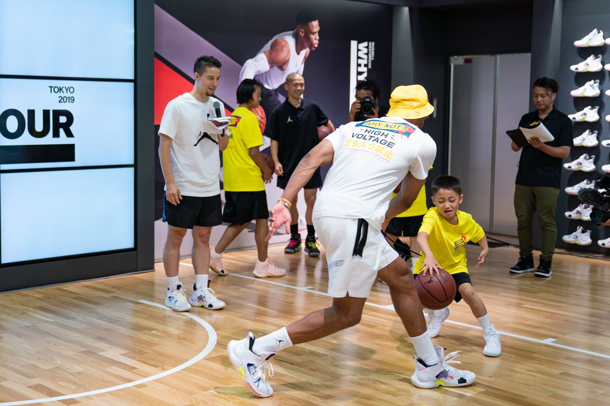 flymagazine's tweet photo. WHY NOT? TOKYO TOUR 2019の締めくくりに @russwest44 が現れた @GALLERY2SHIBUYA では、「WHY NOT?精神を持つことで、自分を信じてやりたいことをしっかりやってこれた。みんなも同じマインドで大きな夢を描いてほしい」と語り、子供たちにシャムゴッド・ドリブルを伝授した。
#whynot #whynottour https://t.co/9rxEXf8wAy