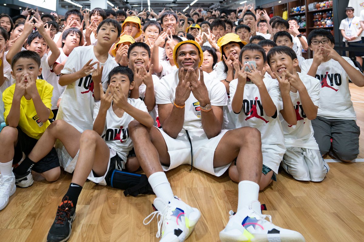 flymagazine's tweet photo. WHY NOT? TOKYO TOUR 2019の締めくくりに @russwest44 が現れた @GALLERY2SHIBUYA では、「WHY NOT?精神を持つことで、自分を信じてやりたいことをしっかりやってこれた。みんなも同じマインドで大きな夢を描いてほしい」と語り、子供たちにシャムゴッド・ドリブルを伝授した。
#whynot #whynottour https://t.co/9rxEXf8wAy