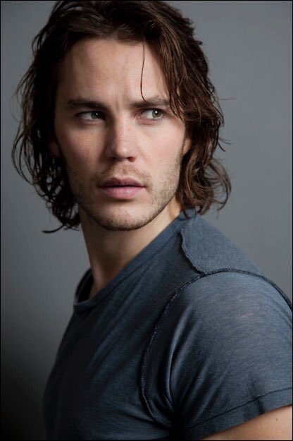 rpg_heros's tweet photo. - Taylor Kitsch

- @OOrfell

- Okarn Orfëll
- Pas de nom de super-héros
- Titan de la puissance et de la force rouge, possède une lame qui absorbe les énergies
- D’origine Alordhorienne, espèce : Magorne https://t.co/PoVAlv8OR2