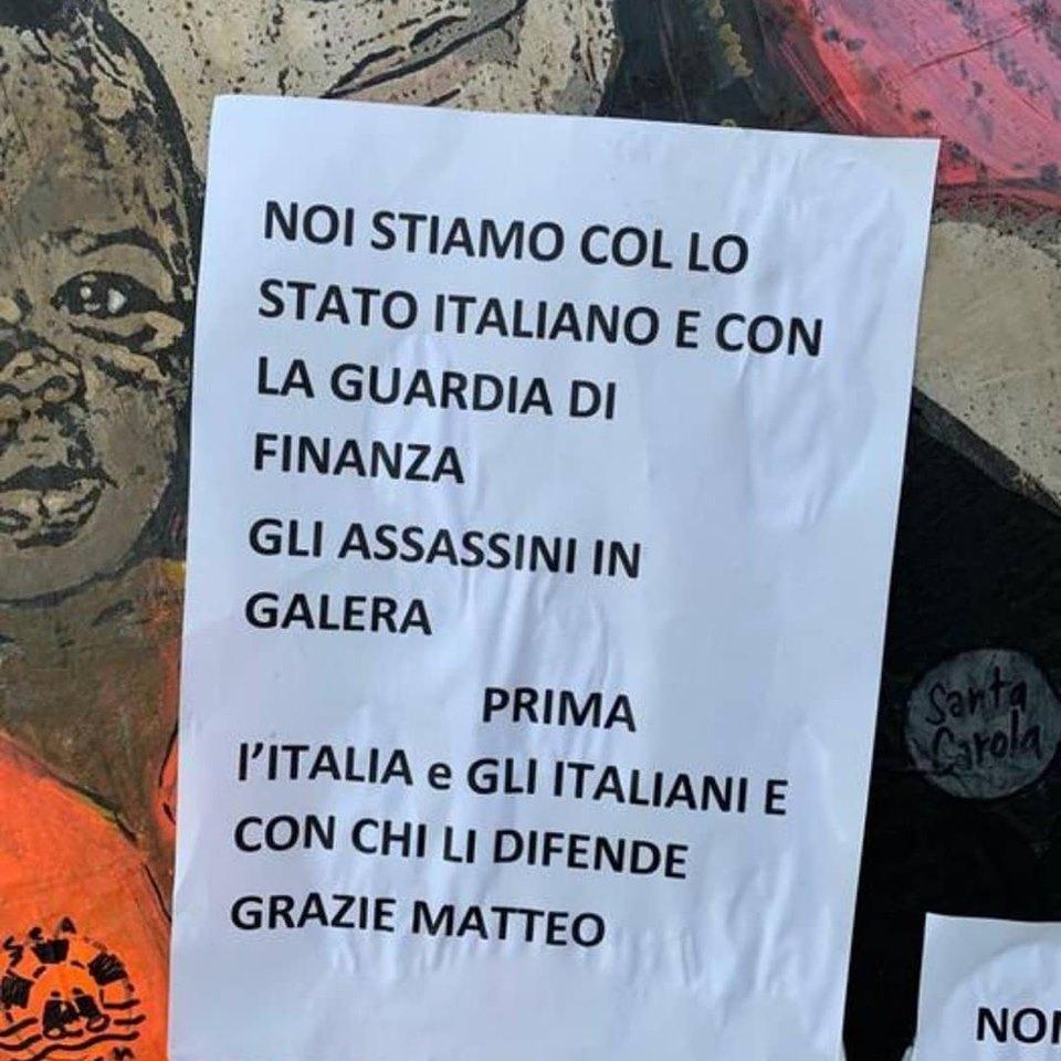 Quello che vedete in foto è Giuseppe Perdichizzi, avvocato di Taormina e responsabile locale della Lega.

Ieri ha imbrattato il murale dedicato da TvBoy a Carola, lasciando anche un messaggio in un italiano stentato.

Siete proprio miseri.