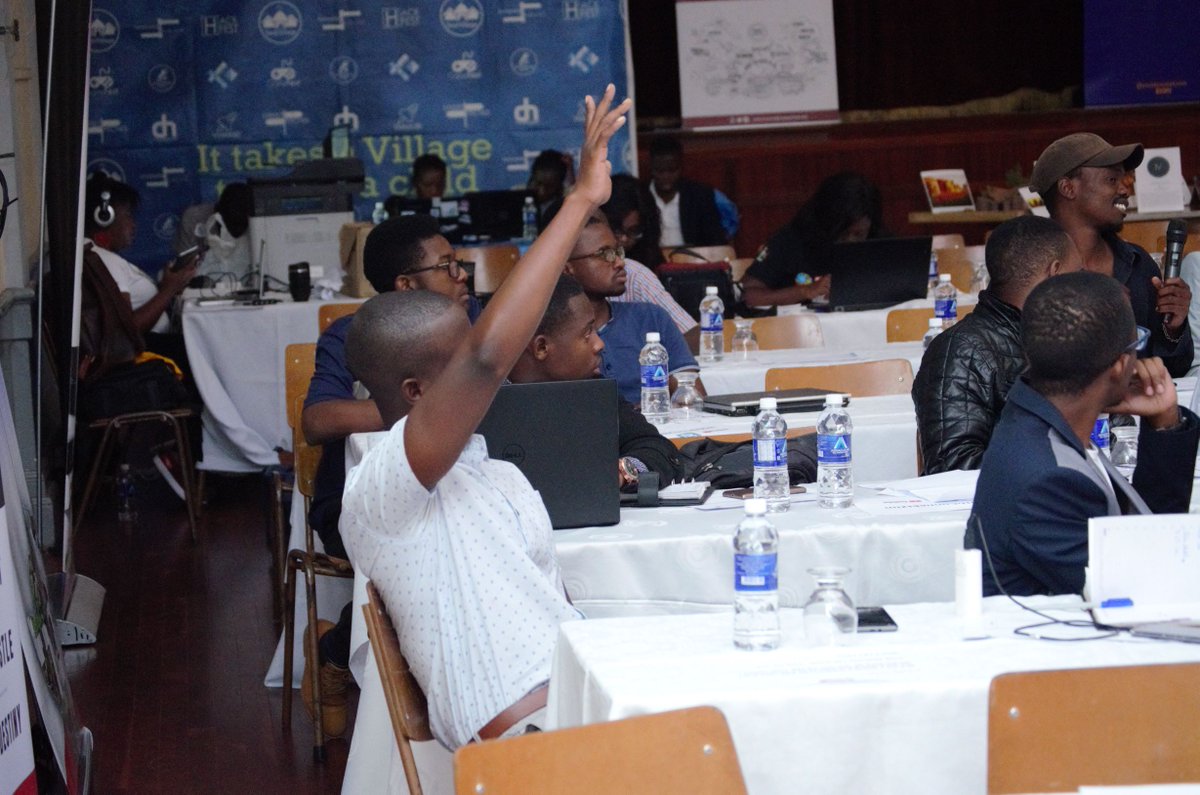 YouthConnektZim's tweet photo. When building a niche business build your product/services for an already existing market with a particular need that isn't addressed. An important lesson from @ivy_ropah the Chief Sales Officer at Econet leading the training session on "Building A Niche Business"@elevateyouthzw https://t.co/XEeUjqJ58R