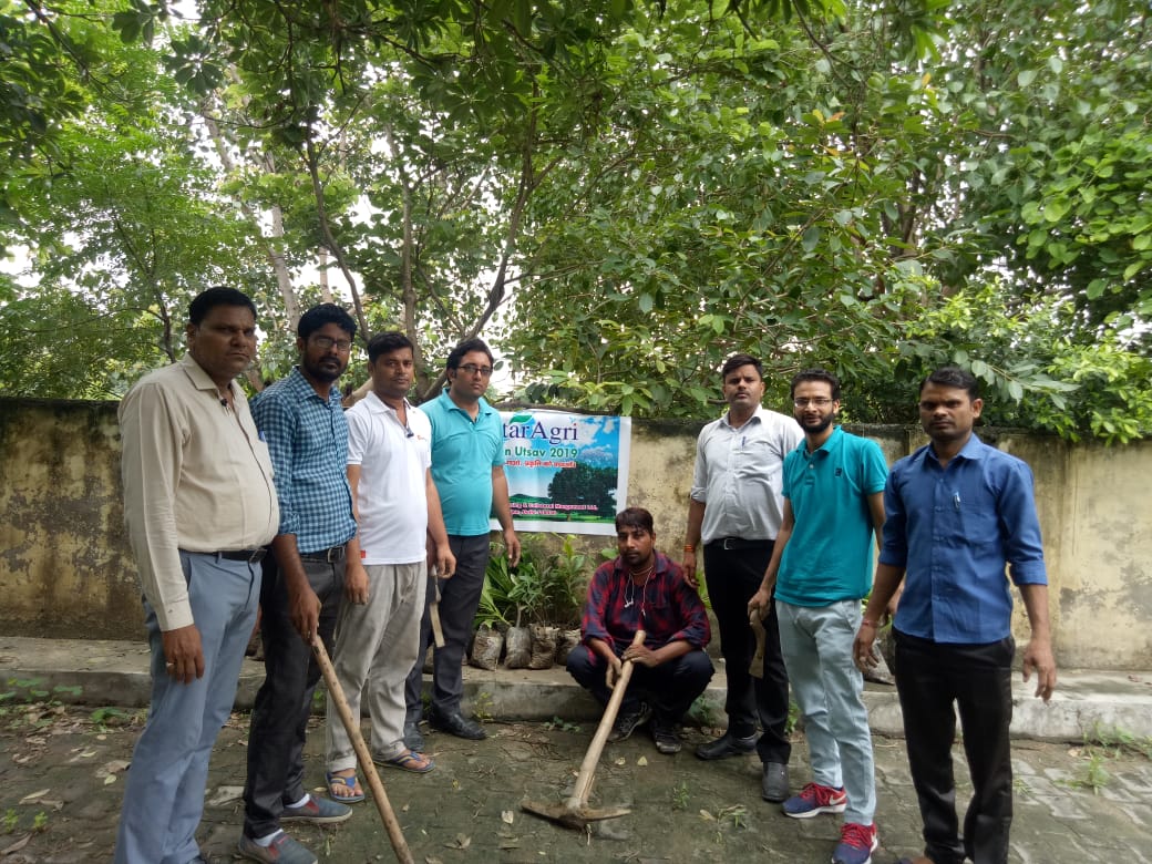 StarAgriGroup's tweet photo. Star Van Utsav Update : Plantation drive by our team at Alipur in Delhi.

#VanMahotsav #SaveTrees #StarAgri #StarVanUtsav2019 #letsplantthefuture https://t.co/SHI2C8OW6X