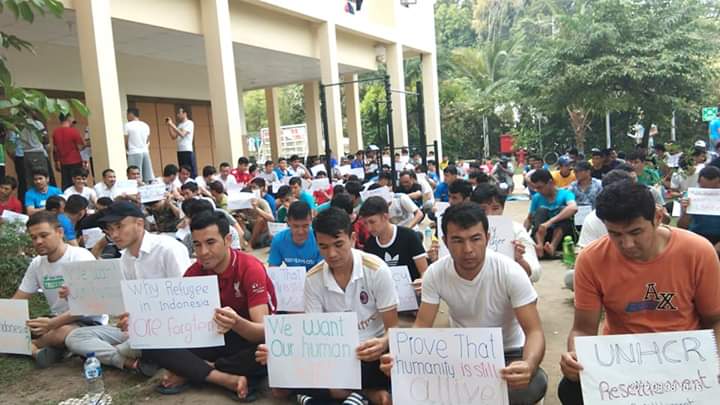 NatiqiAli's tweet photo. #Third_day of demo, in #Batam city of Indonesia. For just #resettlement.
We gather here right in front of accommodation's IDC.
#UNHCR
#IOM
#HELPREFUGEESININDONESIA
#resettlement https://t.co/qP8u7TZimN