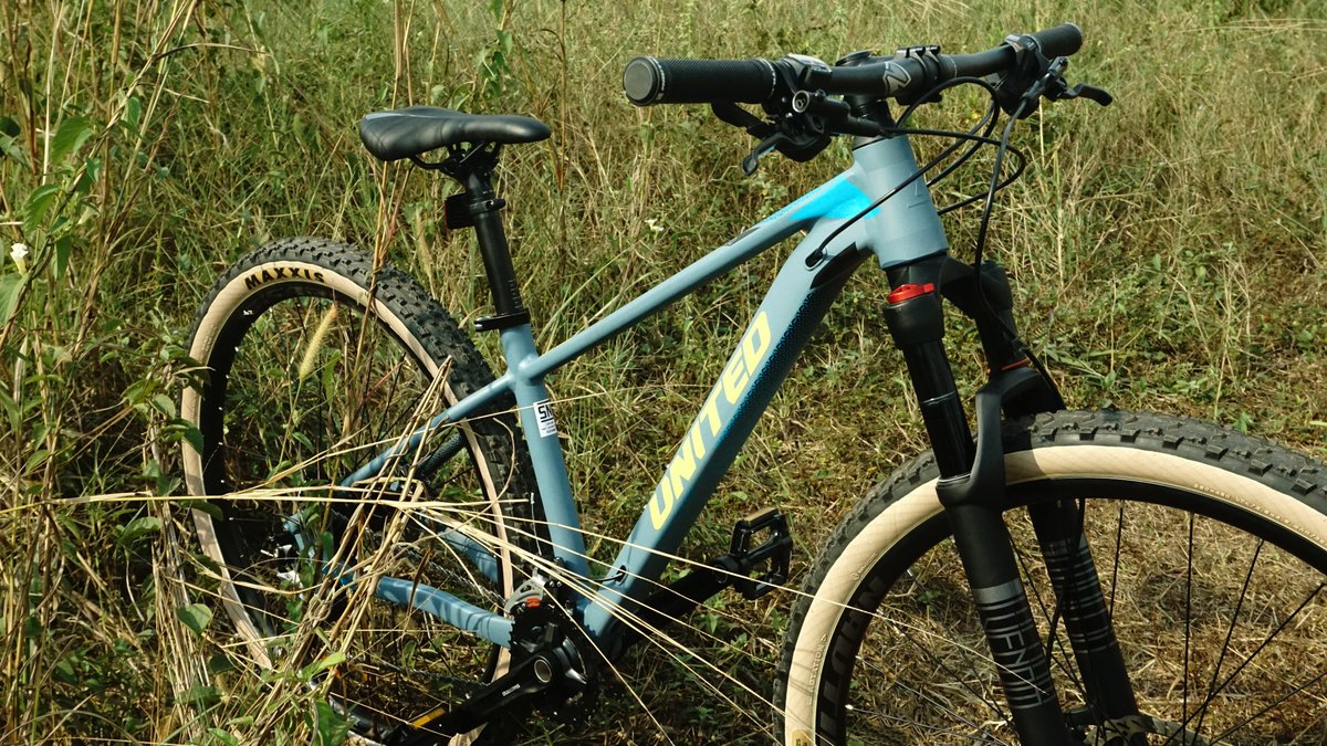 united_bike's tweet photo. Clovis 4 akhirnya hadir untuk memanaskan track XC. Obstacle atau rintangan di medan offroad akan aman dilibas dengan dukungan #Shimano Acera M3000 9 speed dan chainwheel Shimano MT 210, 36/22t.
#unitedbike #unitedclovis #unitedclovis4 #clovis4 #mountainbiking #mtb #mtbid https://t.co/STSoPhZZRi