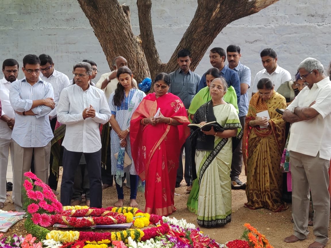 ssreddy_alla's tweet photo. వైయస్ వివేకానందరెడ్డి గారి జయంతి సందర్భంగా ఆయనకు పులివెందులలోని ఘాట్ వద్ద నివాళులర్పించిన వైయస్ఆర్ కాంగ్రెస్ పార్టీ గౌరవ అధ్యక్షురాలు వైయస్ విజయమ్మ. వివేకానందరెడ్డి సతీమణి సౌభాగ్యమ్మ,ఇతర కుటుంబ సభ్యులు.
#YSVRJayanthi
#YSVR #YSVivekanandaReddy https://t.co/eZV8UiO2nT