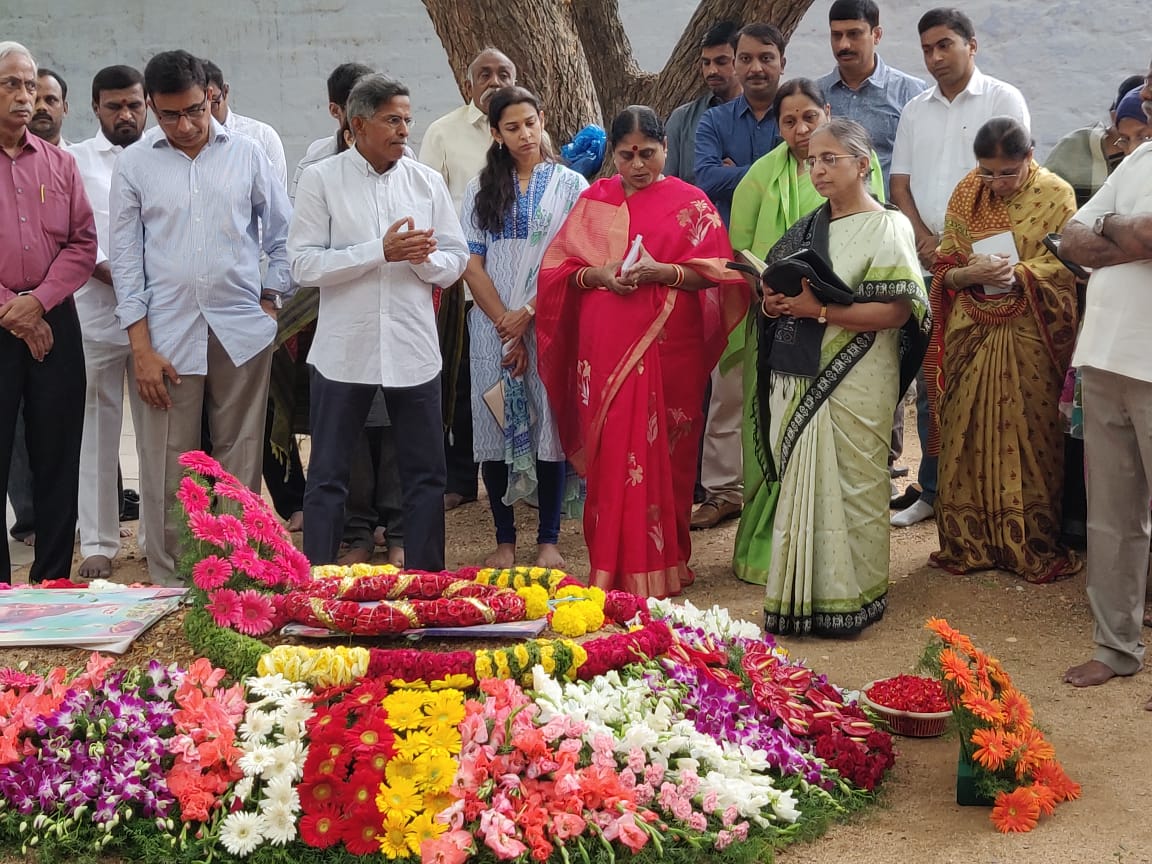 ssreddy_alla's tweet photo. వైయస్ వివేకానందరెడ్డి గారి జయంతి సందర్భంగా ఆయనకు పులివెందులలోని ఘాట్ వద్ద నివాళులర్పించిన వైయస్ఆర్ కాంగ్రెస్ పార్టీ గౌరవ అధ్యక్షురాలు వైయస్ విజయమ్మ. వివేకానందరెడ్డి సతీమణి సౌభాగ్యమ్మ,ఇతర కుటుంబ సభ్యులు.
#YSVRJayanthi
#YSVR #YSVivekanandaReddy https://t.co/eZV8UiO2nT