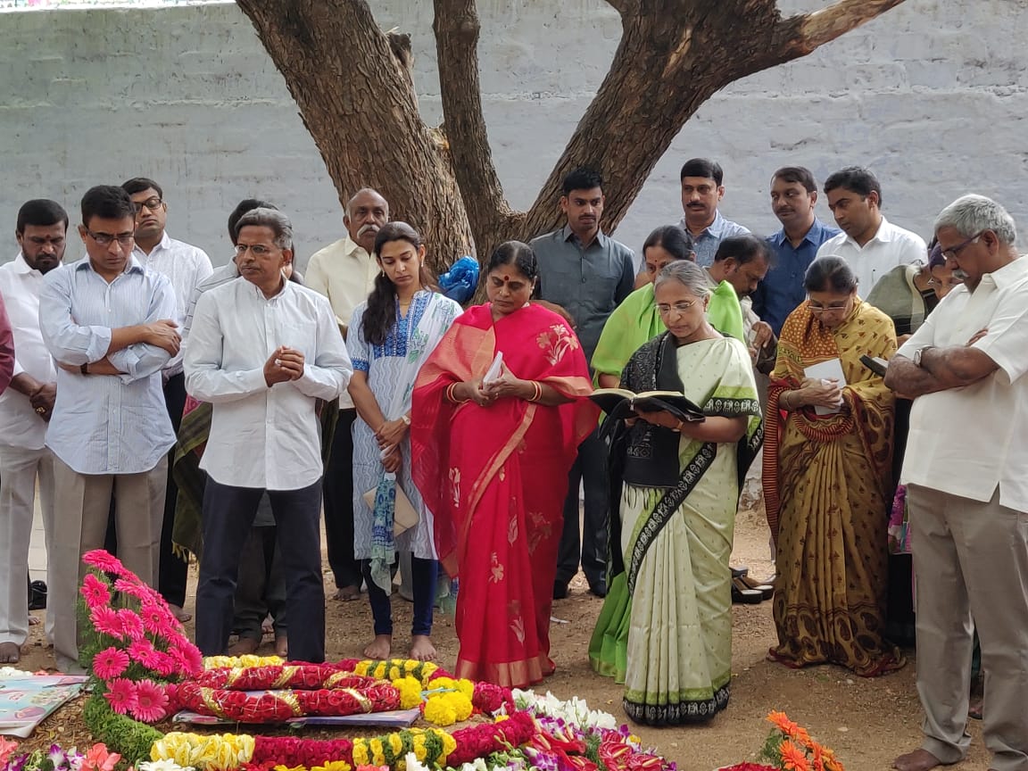 ssreddy_alla's tweet photo. వైయస్ వివేకానందరెడ్డి గారి జయంతి సందర్భంగా ఆయనకు పులివెందులలోని ఘాట్ వద్ద నివాళులర్పించిన వైయస్ఆర్ కాంగ్రెస్ పార్టీ గౌరవ అధ్యక్షురాలు వైయస్ విజయమ్మ. వివేకానందరెడ్డి సతీమణి సౌభాగ్యమ్మ,ఇతర కుటుంబ సభ్యులు.
#YSVRJayanthi
#YSVR #YSVivekanandaReddy https://t.co/eZV8UiO2nT