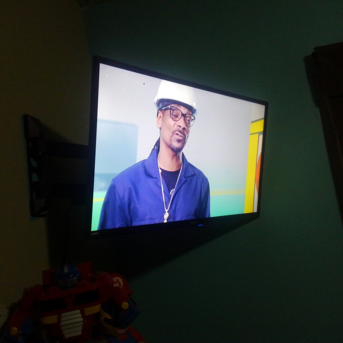 Netth0Lopez's tweet photo. I've always though my kids will know about @SnoopDogg for his music, but no! this generation will know him as #TheOperatingSystem 😂😂 @StoryBots @NetflixLAT https://t.co/woXOIeT3UP