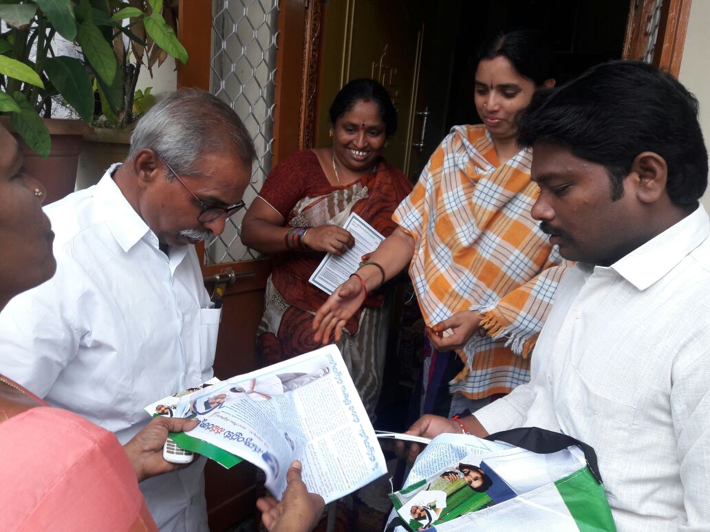 mskreddy_YSRCP's tweet photo. కడప ప్రతి గడపకు మీరు ఆత్మీయులు. మీరు లేని లోటు మాకే కాదు మన కార్యకర్తలు అందరికీ తీరని లోటు. ఆ లోటు ఎవ్వరూ పూడ్చలేనిది.
#YSVRJayanthi #YSVR #YSVivekanandaReddy https://t.co/ZQJsKSr6Dz