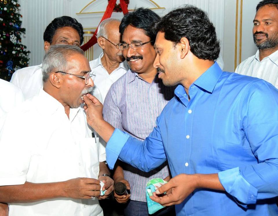 mskreddy_YSRCP's tweet photo. కడప ప్రతి గడపకు మీరు ఆత్మీయులు. మీరు లేని లోటు మాకే కాదు మన కార్యకర్తలు అందరికీ తీరని లోటు. ఆ లోటు ఎవ్వరూ పూడ్చలేనిది.
#YSVRJayanthi #YSVR #YSVivekanandaReddy https://t.co/fSMcCNNM0A