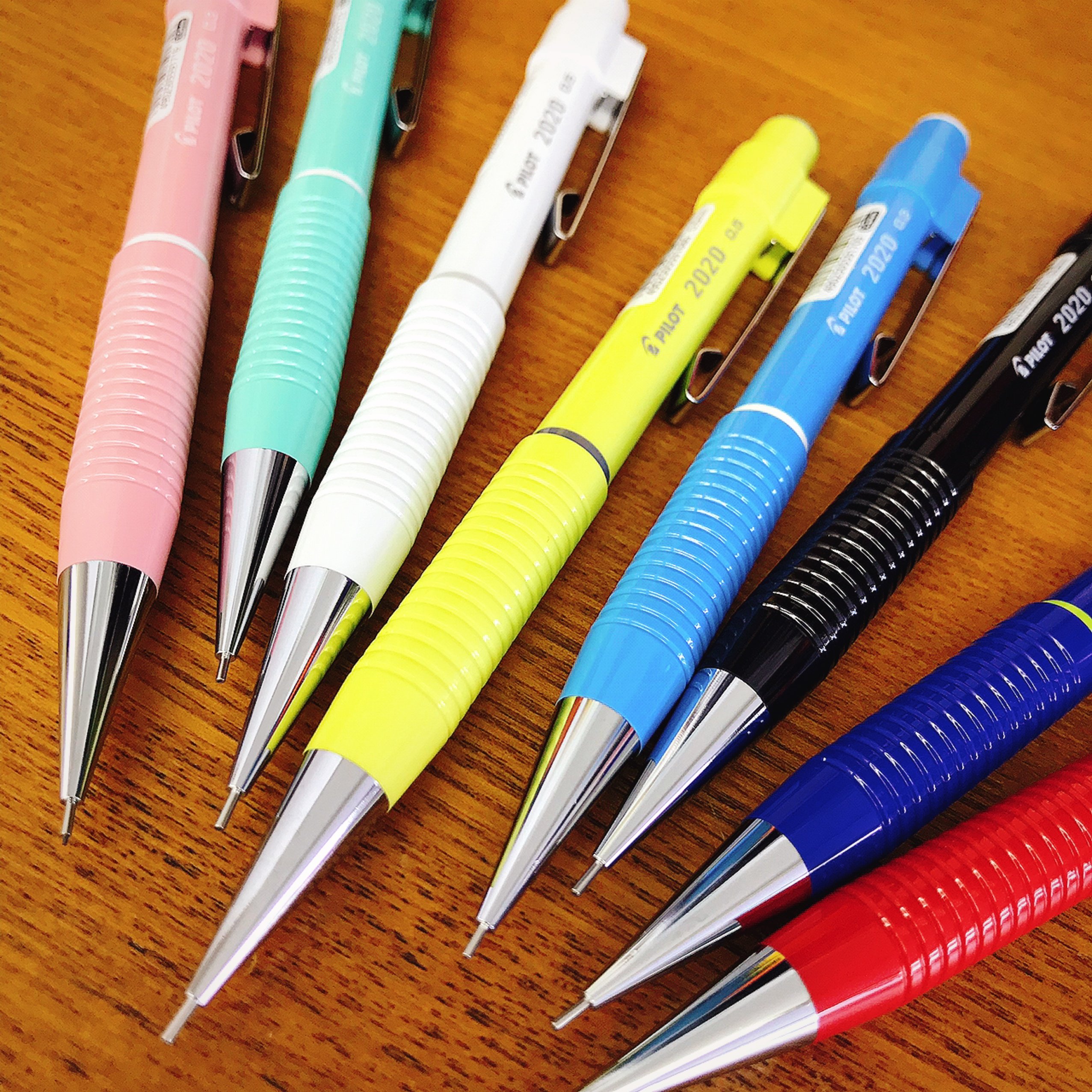 金ペン堂 裾野市の文房具店です 年東京オリンピックと聞いた瞬間 シャーペンの ２０２０ フレフレ を思い浮かべた者からすると このプレスリリースにはを違和感しかないんですよ まあいいや来てね まあいいや 来てね Twitter