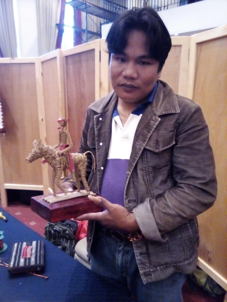 tribunephl's tweet photo. Lito #Malaggay of #Baguio creates miniature statues, accessories and ornaments, his way of helping save the environment by using indigenous materials and scrap materials. (Aldwin Quitasol) #HelpSaveTheEnvironment https://t.co/OagHb5ooT7