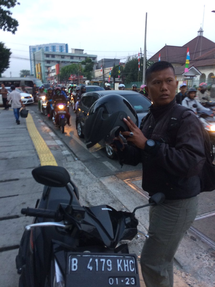 Ini manusia sdh salah malah kayak jagoan... pakai otak kl berkendara ! Membahayakan orang lain <a href="/NTMCLantasPolri/">KorlantasPolri.Ntmc</a> <a href="/RadioElshinta/">Radio Elshinta</a> <a href="/SonoraFM92/">Radio Sonora Jakarta</a> <a href="/TMCPoldaMetro/">TMC Polda Metro Jaya</a>