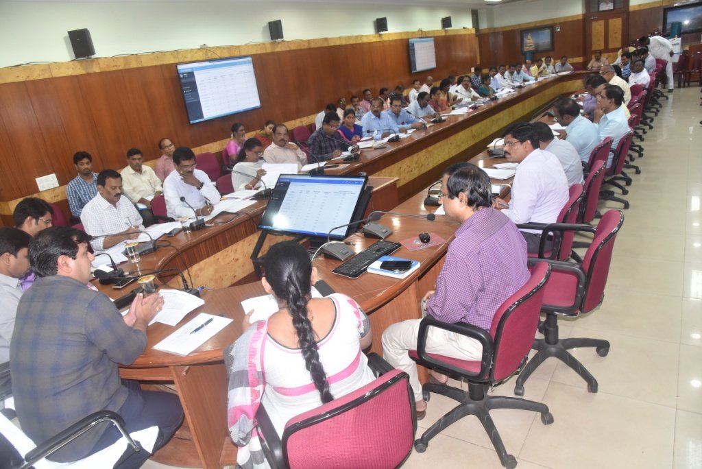 పేదలకు ఇళ్ల స్థలాల పంపిణీ కోసం అవసరమైన భూములను గుర్తించి, నివేదికలు సత్వరమే పంపాలని కలెక్టర్‌ వి.వినయ్‌చంద్‌ మండల తహసీల్దార్లు, ఆర్డీవోలను ఆదేశించారు. ఇళ్ల నిర్మాణాలకు అనువుగా ఉండే స్థలాలను మాత్రమే గుర్తించాలని సూచించారు.