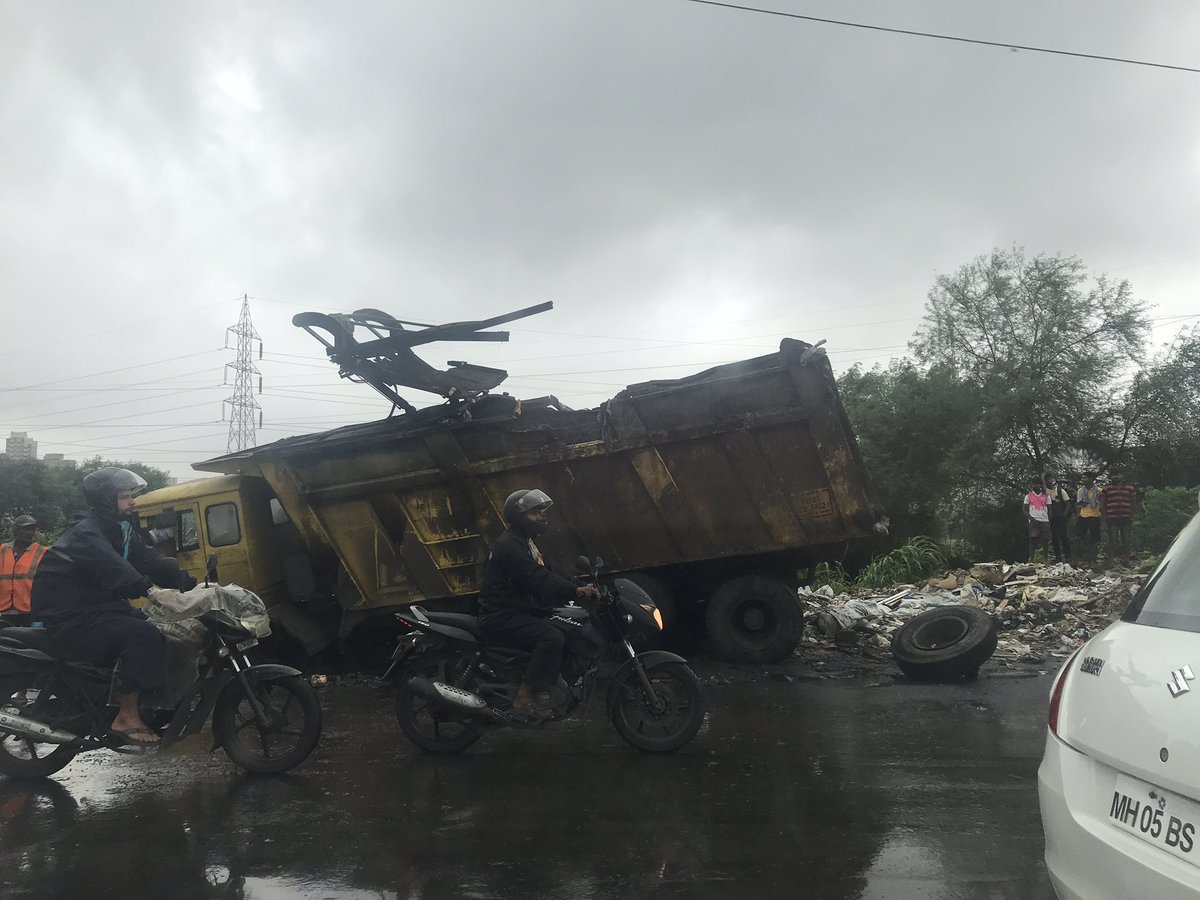 Swati2789's tweet photo. Accident Near Bhandup Pumping
#MumbaiTraffic https://t.co/mnBKiWJwnK