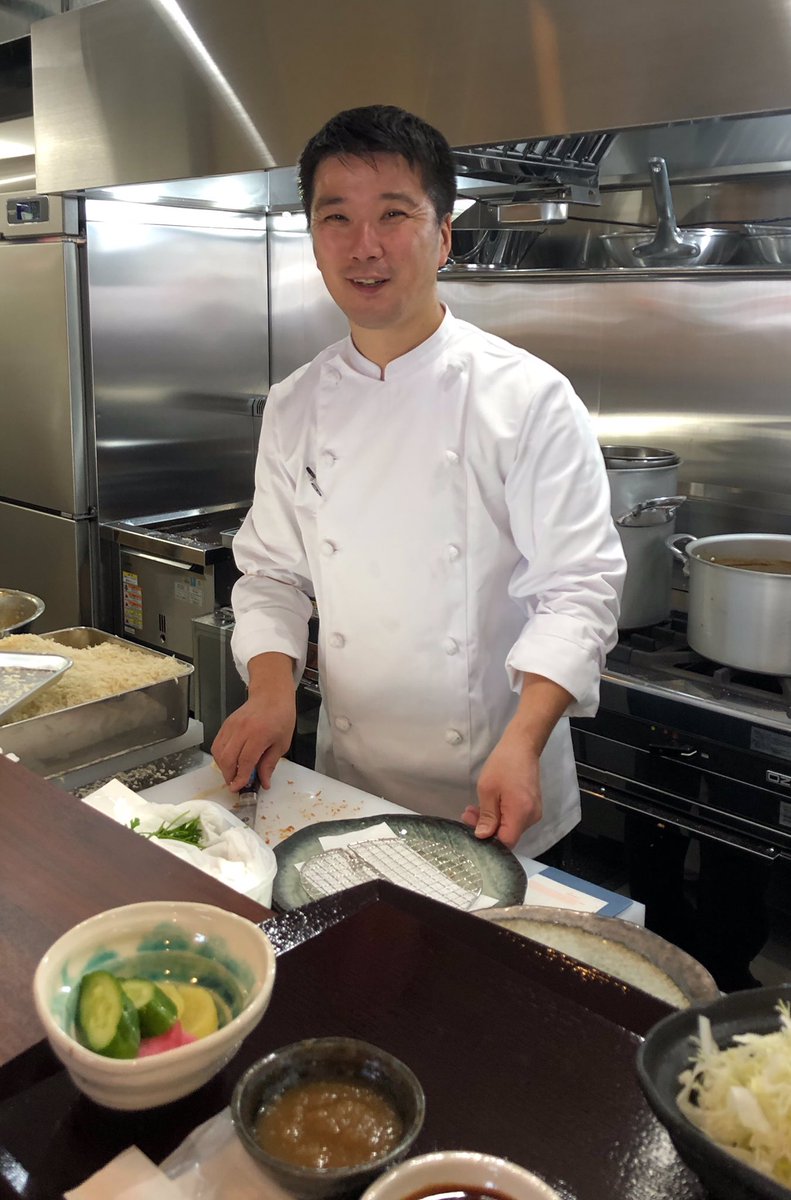 四重奏 とんかつrevolution ロースとんかつ 上ヘレとんかつ 単品で 八尾の名店マンジェで22年修行して 満を持して独立した上原さんが 河内山本にオープンしたお店 開店30分でランチ営業は売り切れ 9時からウエイティングボードが出ます 腕は間違いなし