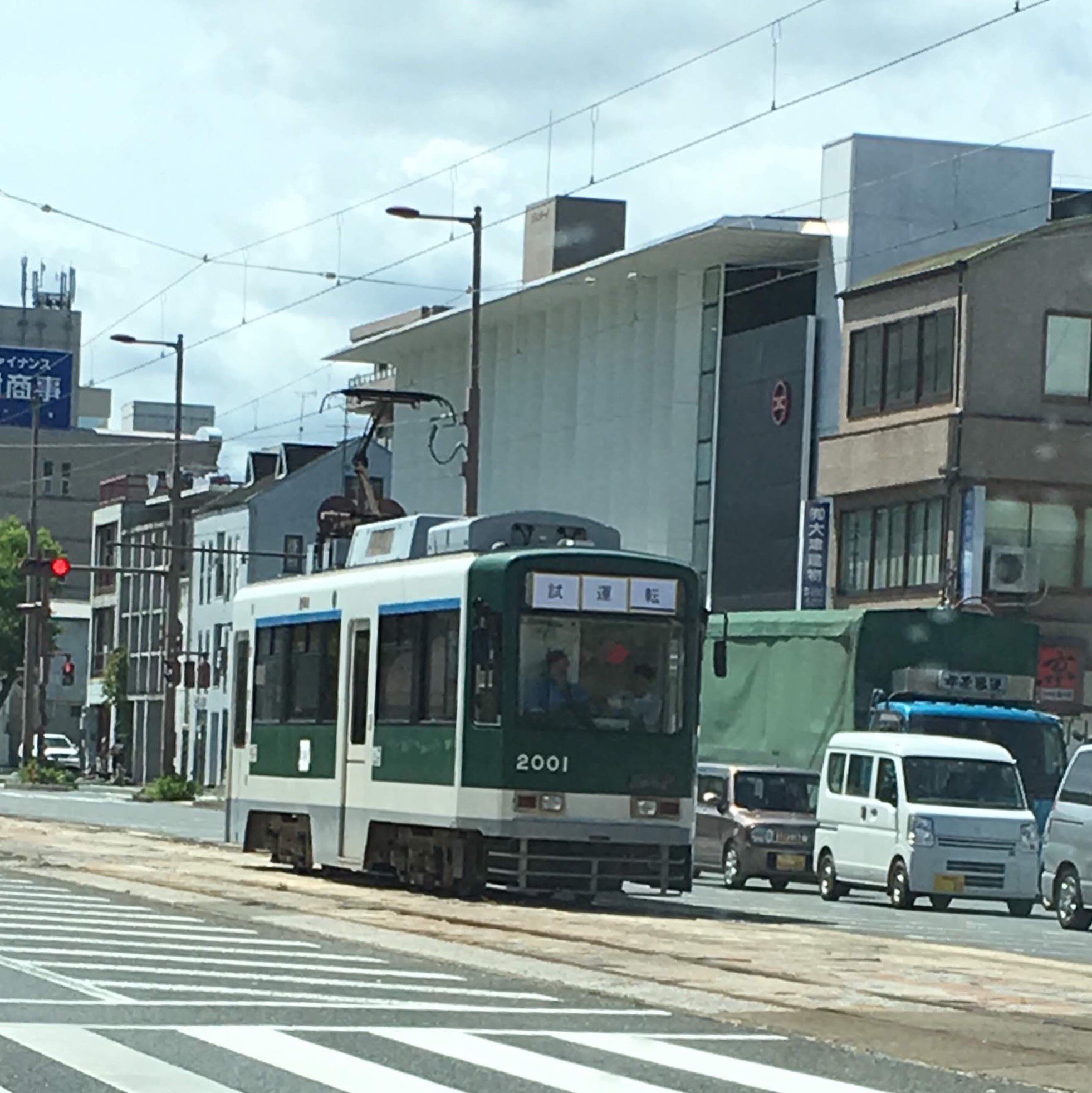 No183 「ごめん、ごめん」と、電車が走る: ニッポン デジカメ 見