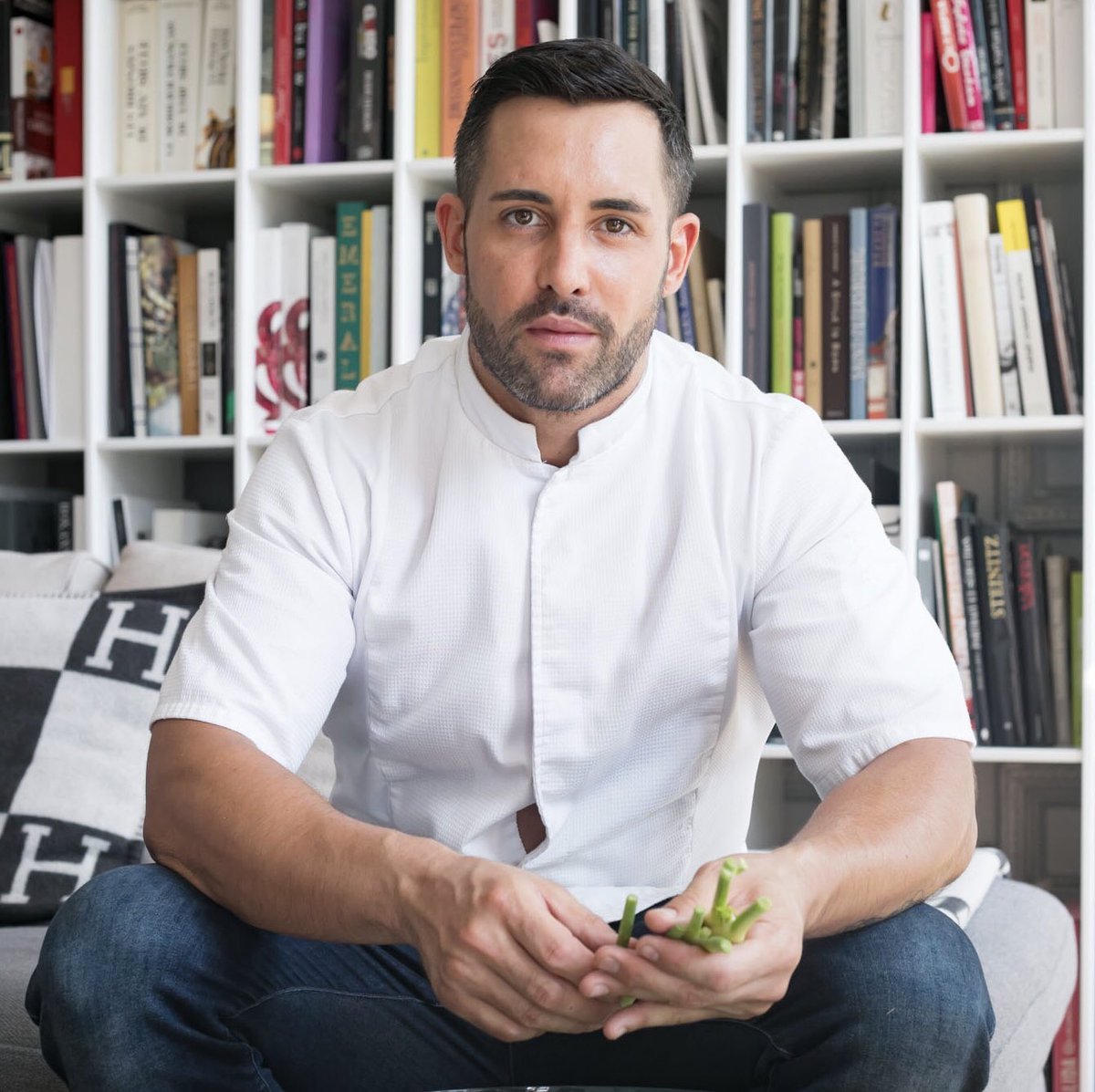ChefValentin's tweet photo. Une bonne journée à tous!! Lire, cuisiner des passions que je partage avec mes amis! #chefvalentin #chefprive #gourmandversuslight #paris https://t.co/Dvi4o6C1Wu