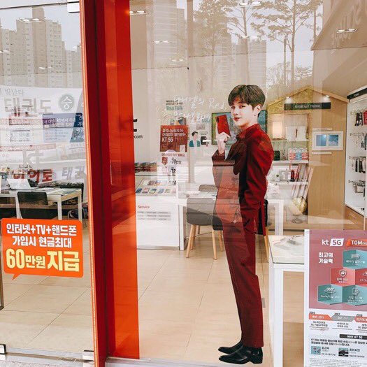 KangDanielgall's tweet photo. 호고곡! KT 매장이래여😆

#KT #RED #노트10
#강다니엘 #KANGDANIEL https://t.co/ijHWxazRk2