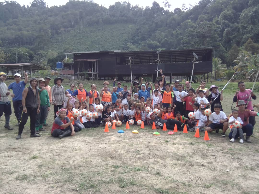 OneGoalMY's tweet photo. Ibubapa yang sentiasa menyokong aktiviti One Goal, demi kebaikan kanak-kanak!

Parents who always support One Goal activities, for the good of children!
#EatRightToPlayRight #parents #grassrootsfootball #bolasepak #nutrisi #nutritionforeverychild #parentslove #Sabah #kasihibubapa https://t.co/5IREy3cUjg