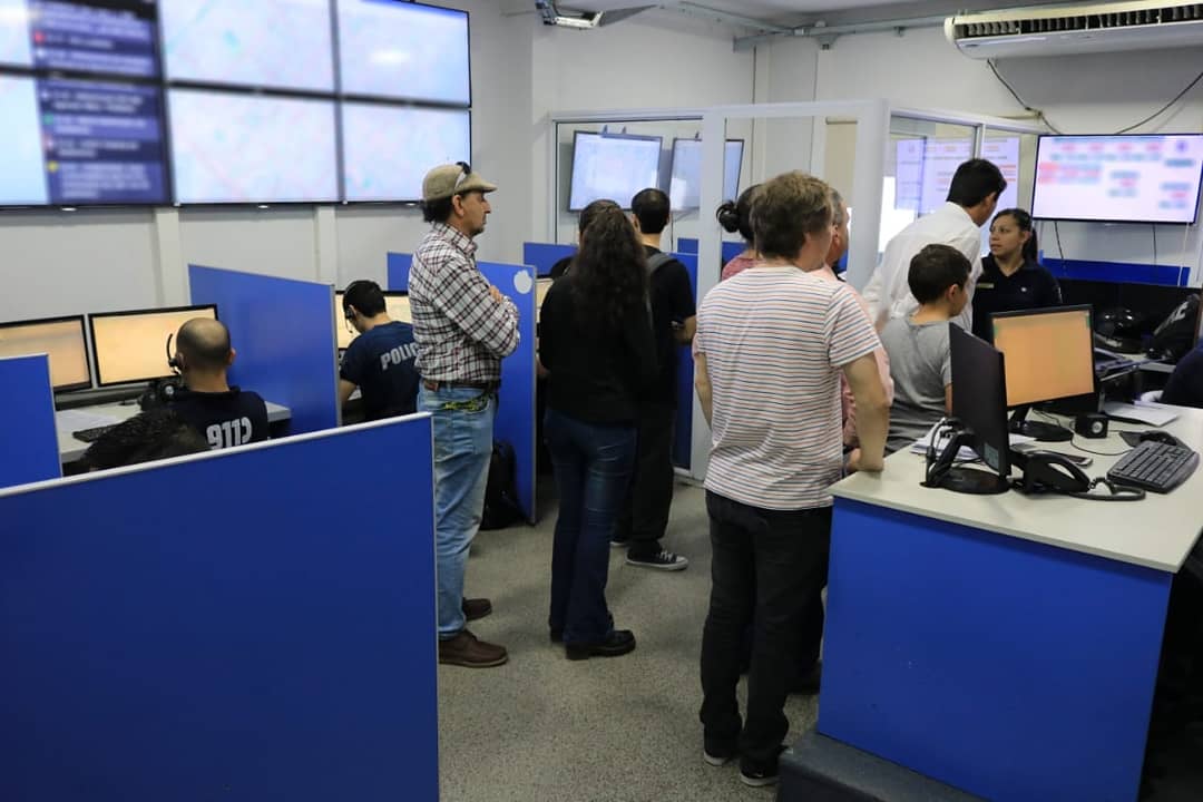 subsepartcomyg's tweet photo. Integrantes del #ForoVecinal de la 10a #Resistencia, visitaron instalaciones del 911 y centro de Videovigilancia.
Con el objetivo de @domingopeppo de fortalecer lazos con la comunidad cada miércoles llevaremos a cabo estas acciones
@ChacoGobierno
@SeguridadChaco
@FantinNestor https://t.co/GruRl9sYmx