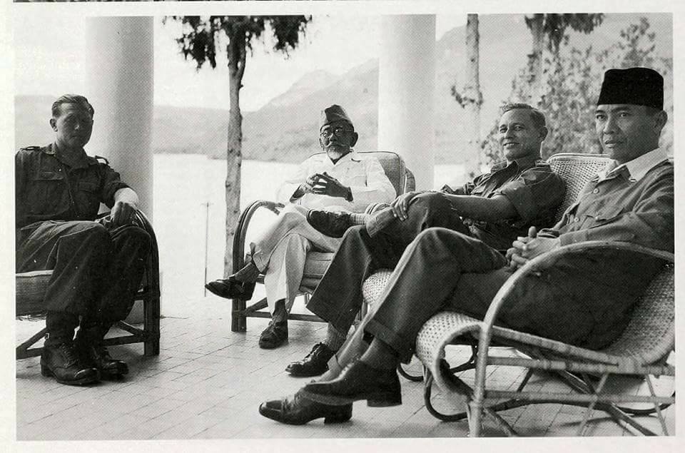 tukangpulas's tweet photo. Potret Bung Karno dan H Agus Salim saat di asingkan dari Jogjakarta. Foto ini diambil di Danau Toba sekitar th 1948. https://t.co/3UpcmPMpg3