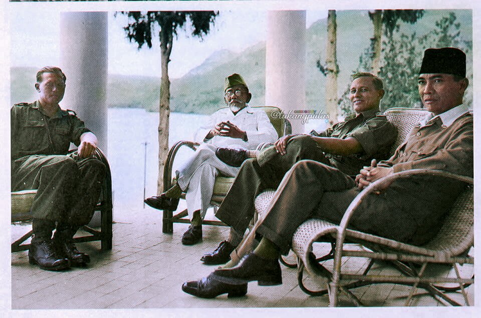 tukangpulas's tweet photo. Potret Bung Karno dan H Agus Salim saat di asingkan dari Jogjakarta. Foto ini diambil di Danau Toba sekitar th 1948. https://t.co/3UpcmPMpg3