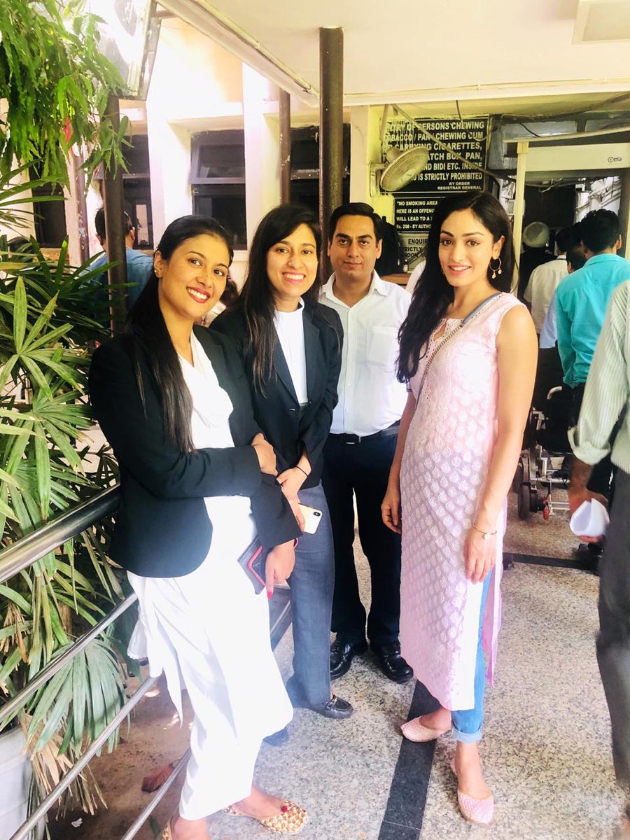 TSeries's tweet image. .@KhushaliKumar seen at high court, thinking it’s a court case? But No, in fact she is prepping for her upcoming film #DahiCheeni starring @ActorMadhavan in which she plays a lawyer!
Directed by @GoodGunAshwin!

#SudeshKumari #KrishanKumar @ItsBhushanKumar