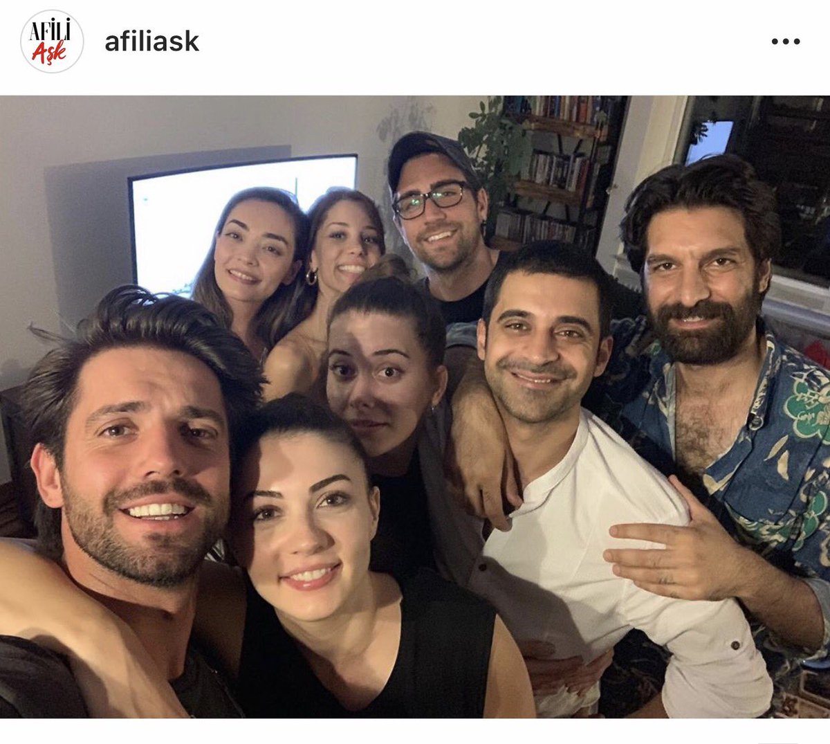 NewsCaglar's tweet photo. @CaglarErtugrul man you are worse than deniz baysal at least she didn't put her boyfriend pic on the dizi page 😂and the award of the most unprofessional actor goes to #caglarertugrul https://t.co/cW07uzOvNl