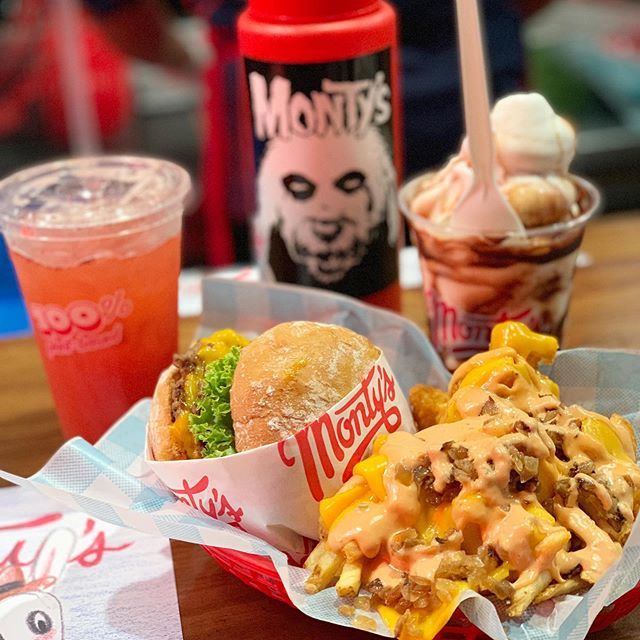 2LiveAndDine's tweet photo. Look ma, no meat! This 100% plant based burger join is very good at fooling even to most experienced burger/fries/milkshake consumers into thinking it's the real thing!
-
WHAT: Double burger, tater tots/friesix (animal style sans any animals) a black and white shake, and a s… https://t.co/UZyIMemiks