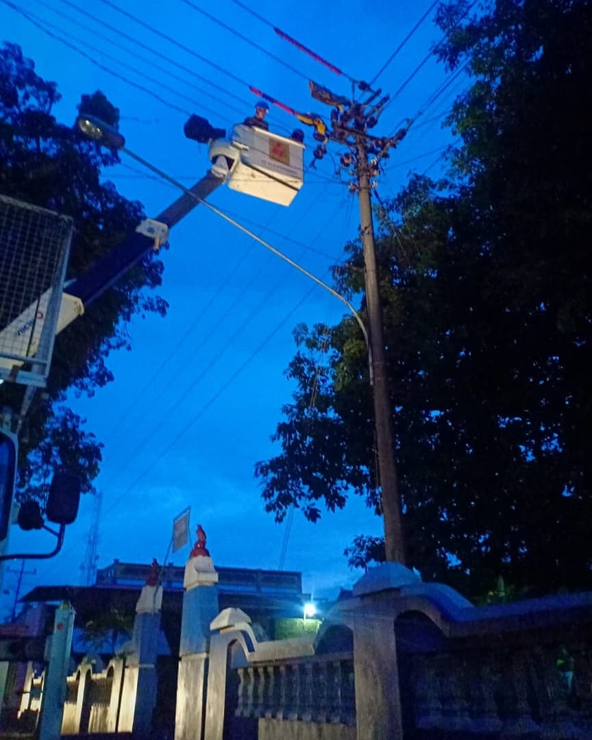 plnareakudus's tweet photo. Dengan tingkat risiko yang tinggi, pagi, siang, maupun malam, Tim PDKB siap melakukan pemeliharaan dan penanganan jika dibutuhkan.Inilah sebuah tim KOPASUS-nya PLN, yang kami persembahkan untuk masyarakat. PDKB, Safety Safety Safety Yes !
#pln #pdkb #EnergiHati #EnergiOptimisme https://t.co/WG3uShot8p