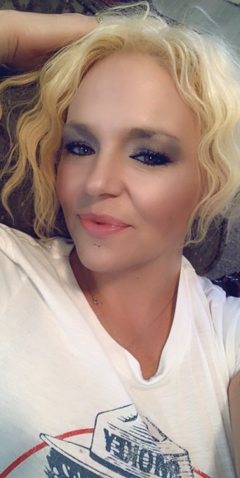 It&rsquo;s my birthday month! I got a new place to call home! I have two healthy happy kids! I think it&rsquo;s time<a href="/tag/newprofilepic"class="tags"><span>#newprofilepic</span></a>