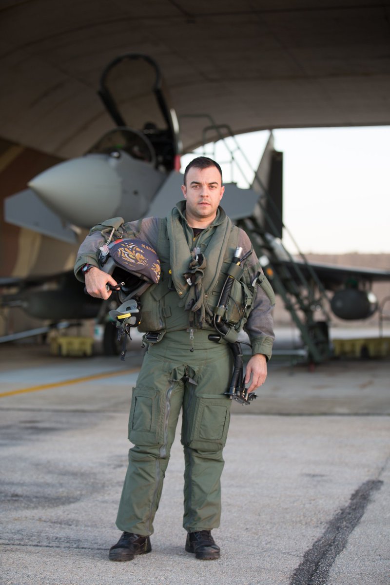 EjercitoAire's tweet photo. #Aviadores 
#FelizJueves
El capitán Caballero lleva 15 años de servicio, de ellos 10 en el #Ala14 #Albacete, dónde acumula 300 horas de vuelo en #Mirage F1 y más de 1000 en #Eurofighter en misiones @NATO como la de Policía Aérea del #Báltico #BAP
#SomosElAire de #España🇪🇸 https://t.co/7PNB2DXA8l