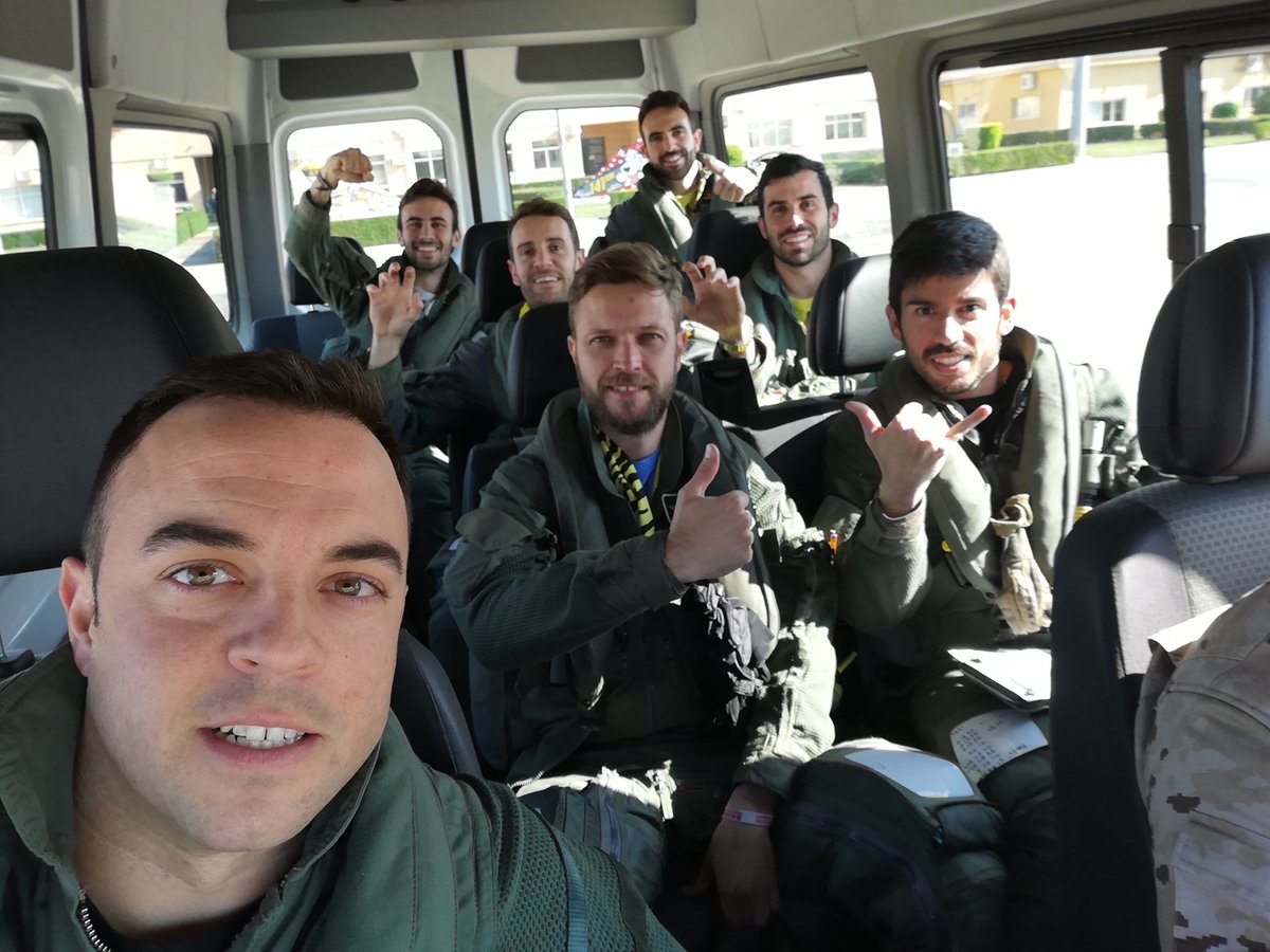 EjercitoAire's tweet photo. #Aviadores 
#FelizJueves
El capitán Caballero lleva 15 años de servicio, de ellos 10 en el #Ala14 #Albacete, dónde acumula 300 horas de vuelo en #Mirage F1 y más de 1000 en #Eurofighter en misiones @NATO como la de Policía Aérea del #Báltico #BAP
#SomosElAire de #España🇪🇸 https://t.co/7PNB2DXA8l