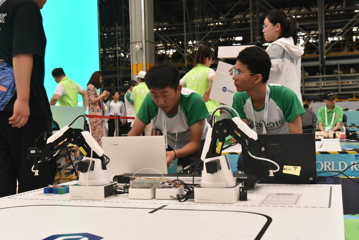 DobotRobotics's tweet image. Still thrilled to see so many budding programmers and engineers dedicating their souls to the contest. The future never looked brighter! 
#robotcontest #robotchallenge #futureprogrammers #WRC2019
